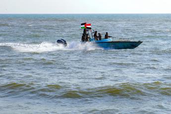 Houthi, la risposta ai raid Usa: missile contro nave finisce in acqua