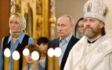 Il Natale ortodosso di Putin, a messa con le famiglie dei soldati morti in Ucraina