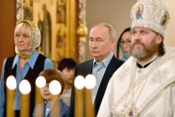 Il Natale ortodosso di Putin, a messa con le famiglie dei soldati morti in Ucraina
