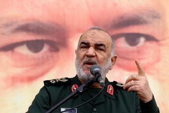 Iran minaccia 'il nemico' e svela nuovi lanciamissili: "State lontani"