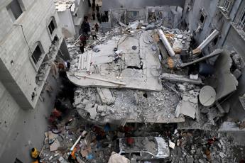 Israele-Hamas, Khan Younis e Gaza City assediate. "Uccise decine terroristi"