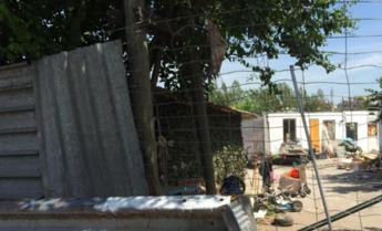 Napoli, bimba muore folgorata in campo rom: aperta inchiesta