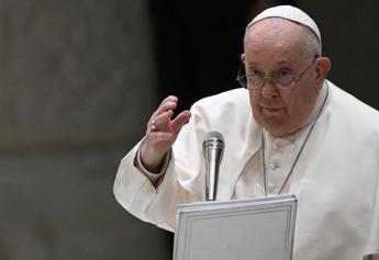Papa su coppie gay: "Benediciamo le persone, non le associazioni"