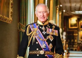 Re Carlo III, svelato il nuovo ritratto ufficiale: è polemica per i costi