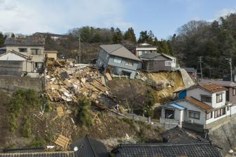 Terremoto Giappone, 30 i morti. Scosse di assestamento ostacolano i soccorsi
