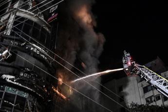 Bangladesh, incendio in un palazzo di sette piani a Dacca: almeno 44 morti