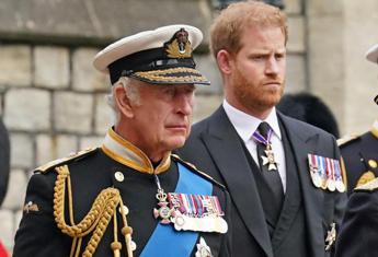 "Harry non può tornare a rappresentare royal family", parola di re Carlo