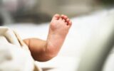 Milano, neonato abbandonato nell'androne di un condominio: accanto al bebè un biglietto