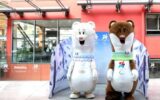 Milo e Tina, le mascotte delle Olimpiadi Milano Cortina in tour negli uffici Deloitte a Milano