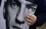 Navalny, causa della morte "ignota": corpo non mostrato alla madre