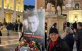 Navalny, fiaccolata in Campidoglio: contestata la Lega al grido di "vergogna, via via"
