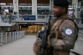Parigi, tre accoltellati alla Gare de Lyon: arrestato uomo con patente italiana