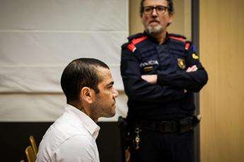 Processo Dani Alves, condannato a 4 anni e 6 mesi per violenza sessuale