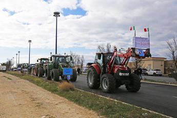 Protesta agricoltori arriva a Roma, primi trattori su Nomentana
