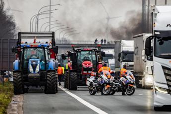 Protesta agricoltori assedia l'Europa, trattori bloccano il confine tra Belgio e Olanda