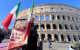 Trattori, la protesta arriva a Roma: due mezzi al Colosseo