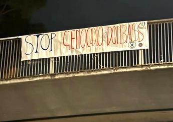 Ucraina, al Colosseo spunta striscione di Militia Christi: "Stop genocidio in Donbass"