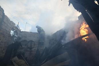 Ucraina, filorussi Luhansk: "Kiev bombarda panetteria, decine di persone sotto le macerie"