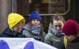 Clima, Greta Thunberg protesta davanti parlamento svedese: "Più giustizia climatica"