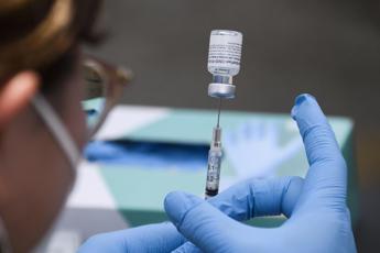 Covid, nessun legame tra vaccini e perdite post-menopausa: lo studio