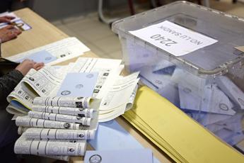 Elezioni Turchia, test per il 'sultano' Erdogan. Un morto in scontri durante il voto
