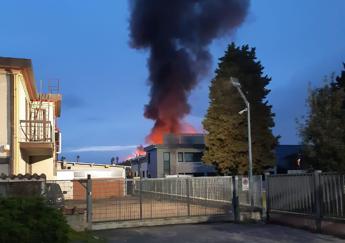 Enorme incendio a Scandicci, in fiamme edificio industriale. Il sindaco: "Tenete le finestre chiuse"