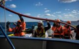 Migranti, sbarco a Pozzallo per Sea Watch: a bordo 17enne morto