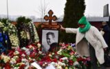 Mosca, continua l'omaggio a Navalny: a decine lasciano fiori sulla tomba