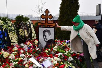 Mosca, continua l'omaggio a Navalny: a decine lasciano fiori sulla tomba