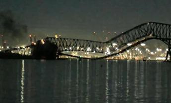 Nave contro ponte a Baltimora: crolla struttura, persone e auto nel fiume