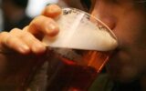 Alcol, l'allarme Iss: "3,7 milioni di italiani bevono fino ad ubriacarsi"