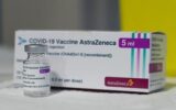 Covid, AstraZeneca ammette: vaccino può causare trombosi rara