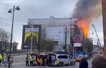 Danimarca, violento incendio alla Borsa di Copenaghen: crollata la guglia