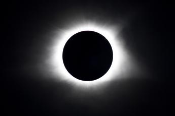 Eclissi solare, oggi l'evento astronomico dell'anno: tutto quello che c'è da sapere