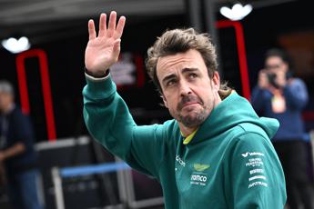 F1, Alonso rinnova con l'Aston Martin:"Qui per restare"