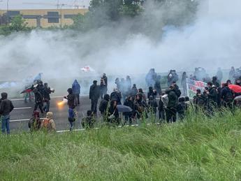 G7, corteo di protesta a Torino: manifestanti bloccano tangenziale