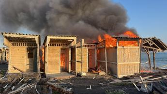 Ostia, in fiamme stabilimento La Casetta: distrutte alcune cabine - Foto