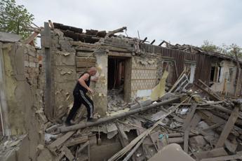 Ucraina, colpito hotel Mykolaiv. Russia: "Conquistato villaggio in oblast Donetsk"