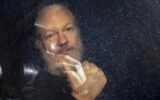 Assange potrà fare appello contro l'estradizione in Usa: la decisione dell'Alta Corte britannica