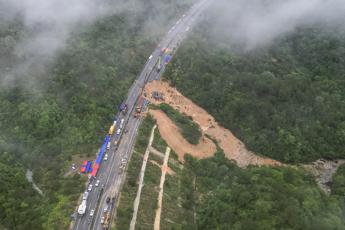 Autostrada crollata in Cina, si aggrava bilancio vittime: almeno 36 i morti