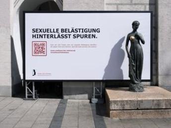 Germania, statue con seni logori per selfie turisti: le foto usate per campagna anti molestie