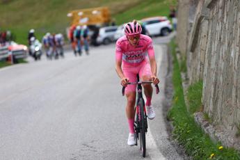 Giro d'Italia, Pogacar vince 15esima tappa: show della maglia rosa
