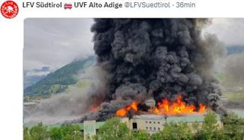 Incendio a Bolzano, fumo intenso: "Tenere porte e finestre chiuse"