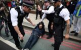 Londra, in centinaia contro il trasferimento dei migranti su una chiatta: almeno 45 arresti