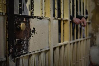 Rivolta in carcere a Benevento: "Agenti feriti e altri in ostaggio, detenuti armati"