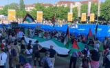 Torino, tensione ai cancelli del Salone del libro: manifestanti pro Palestina cercano di forzare gli ingressi