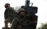 Ucraina, Zelensky manda i detenuti in guerra. Russia: "Ue e Europa giocano col fuoco"