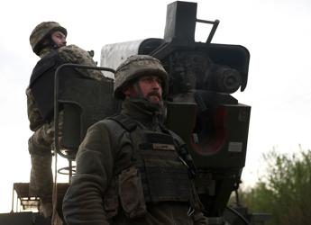 Ucraina, Zelensky manda i detenuti in guerra. Russia: "Ue e Europa giocano col fuoco"