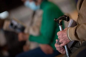 Bonus 850 euro per gli anziani, al via domande all'Inps: a chi spetta e come richiederlo Bonus anziani