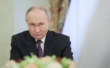 Ucraina, Putin elogia Trump: "È coraggioso, cerca davvero di risolvere il conflitto con Kiev" Ucraina, Putin elogia Trump: "È coraggioso, cerca davvero di risolvere il conflitto con Kiev"